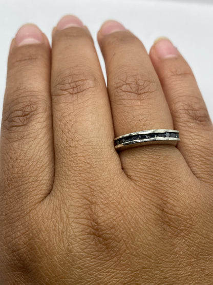 Anillo solitario de Taxco mostrando sello .925 y construcción a mano
