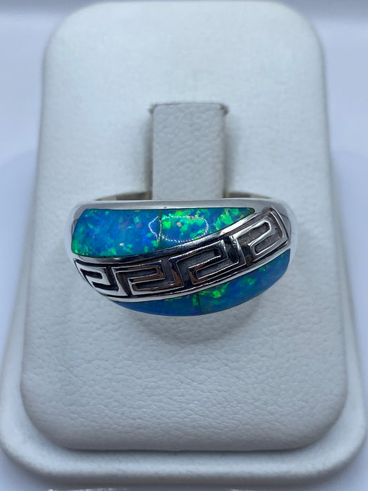 Anillo de plata .950 con Ópalo de Fuego azul cielo en la mano de un hombre