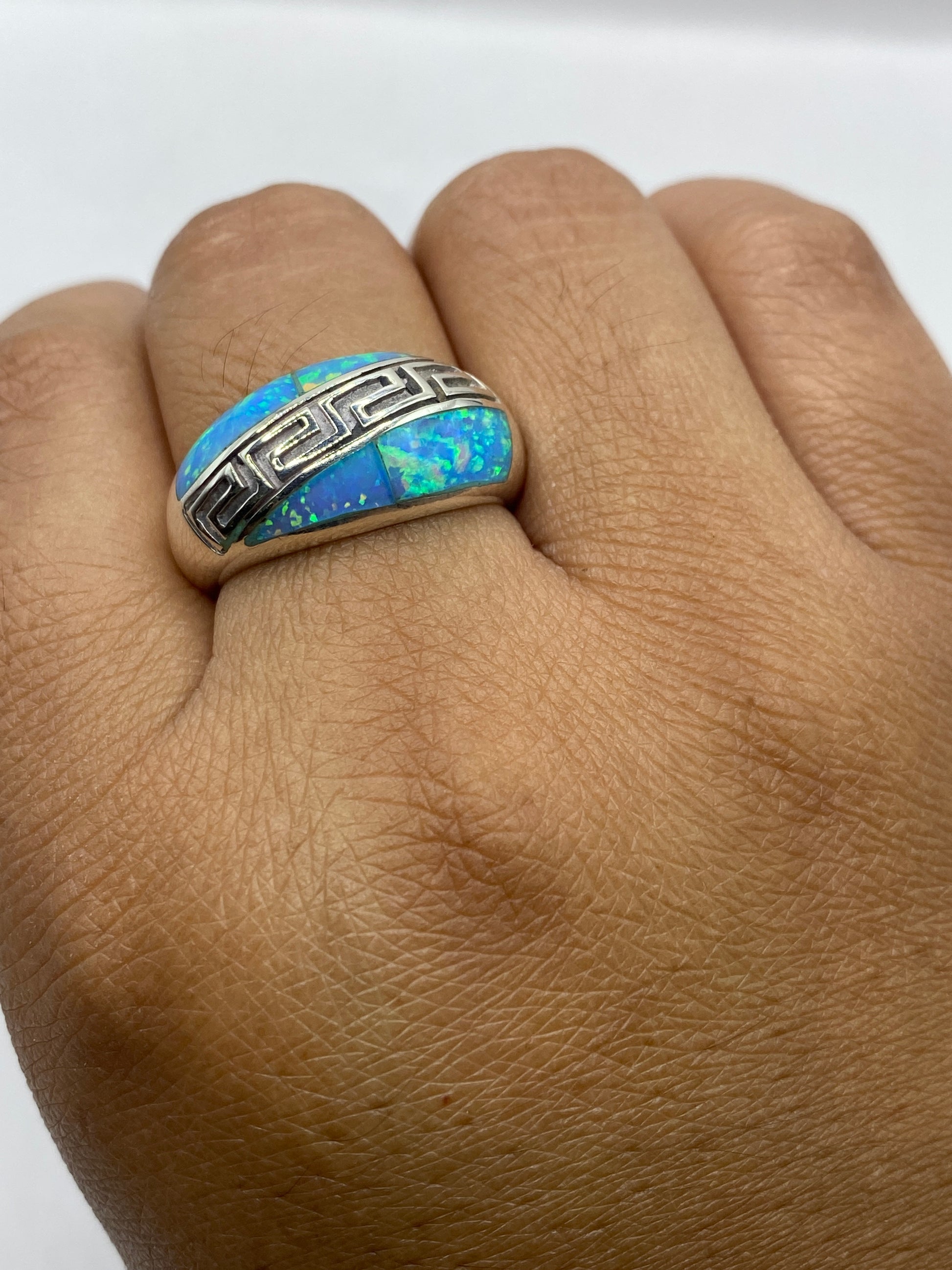 Anillo sobre fondo oscuro mostrando sello .950 MEXICO
