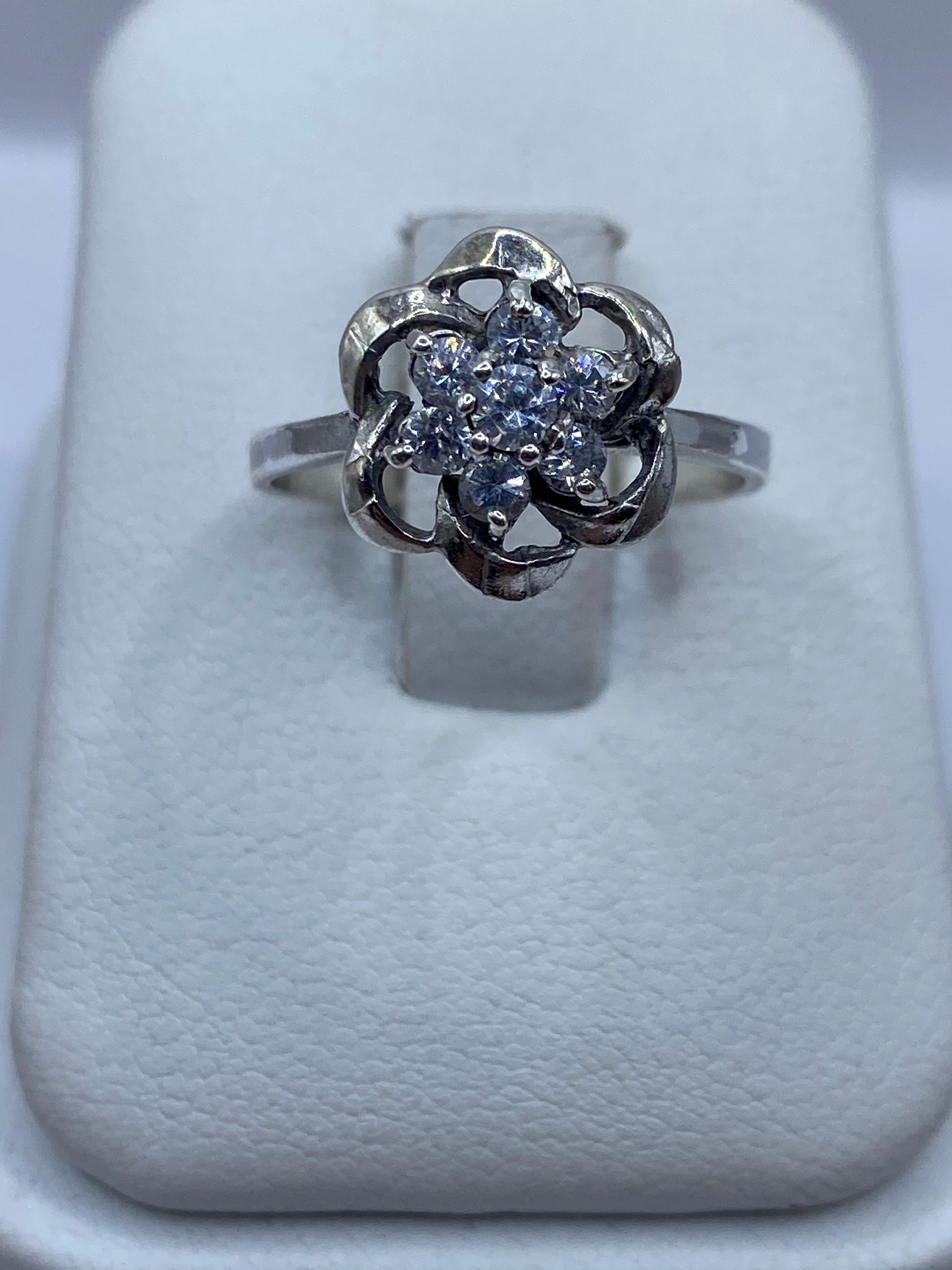 Anillo de plata solitario con circonia blanca brillante, vista frontal en estuche de presentación