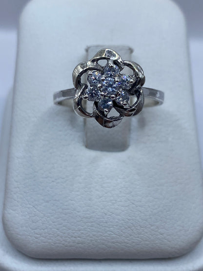 Anillo de plata solitario con circonia blanca brillante, vista frontal en estuche de presentación