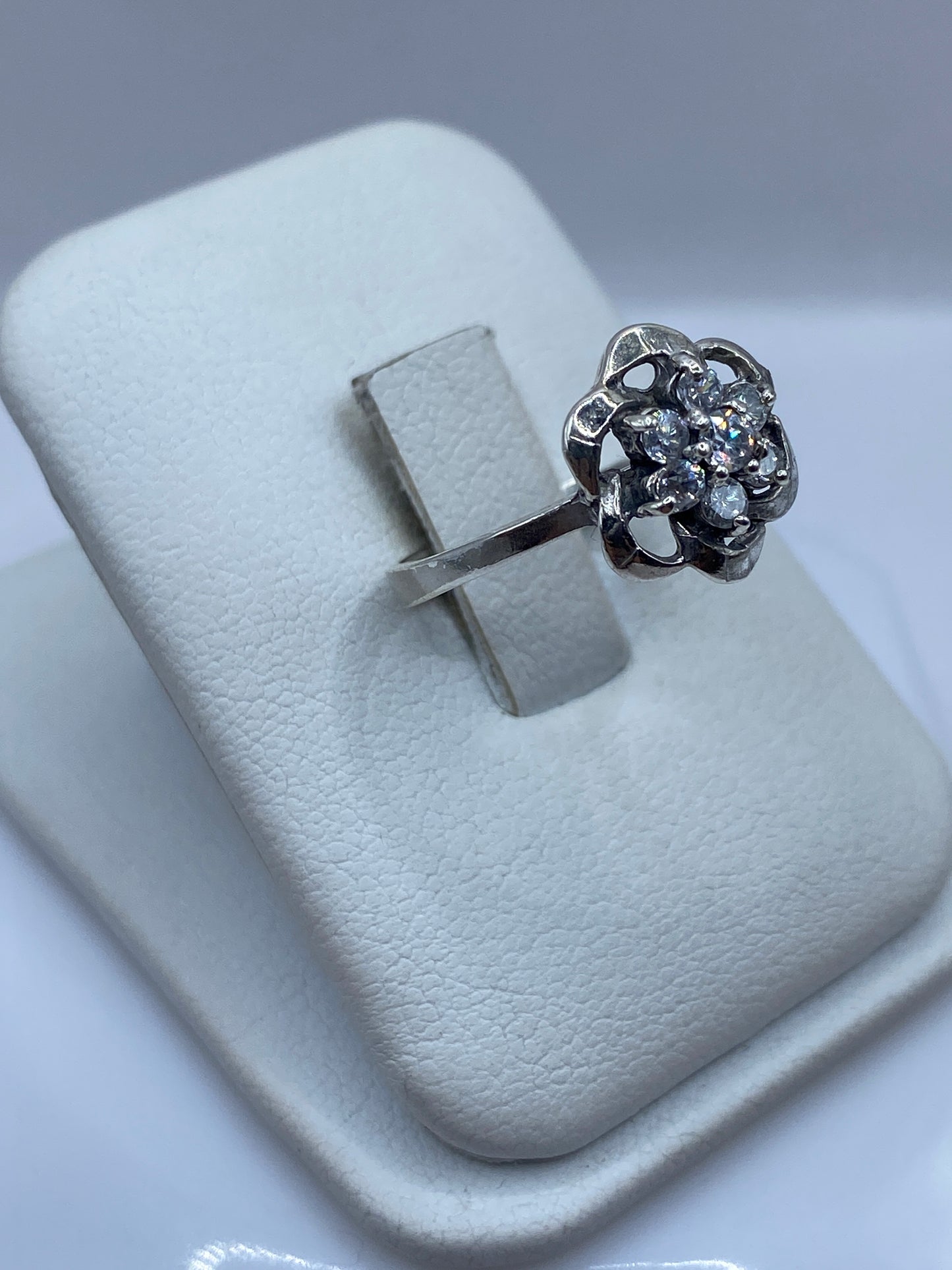 Anillo clásico de plata .925 con piedra blanca, detalle lateral mostrando el pulido