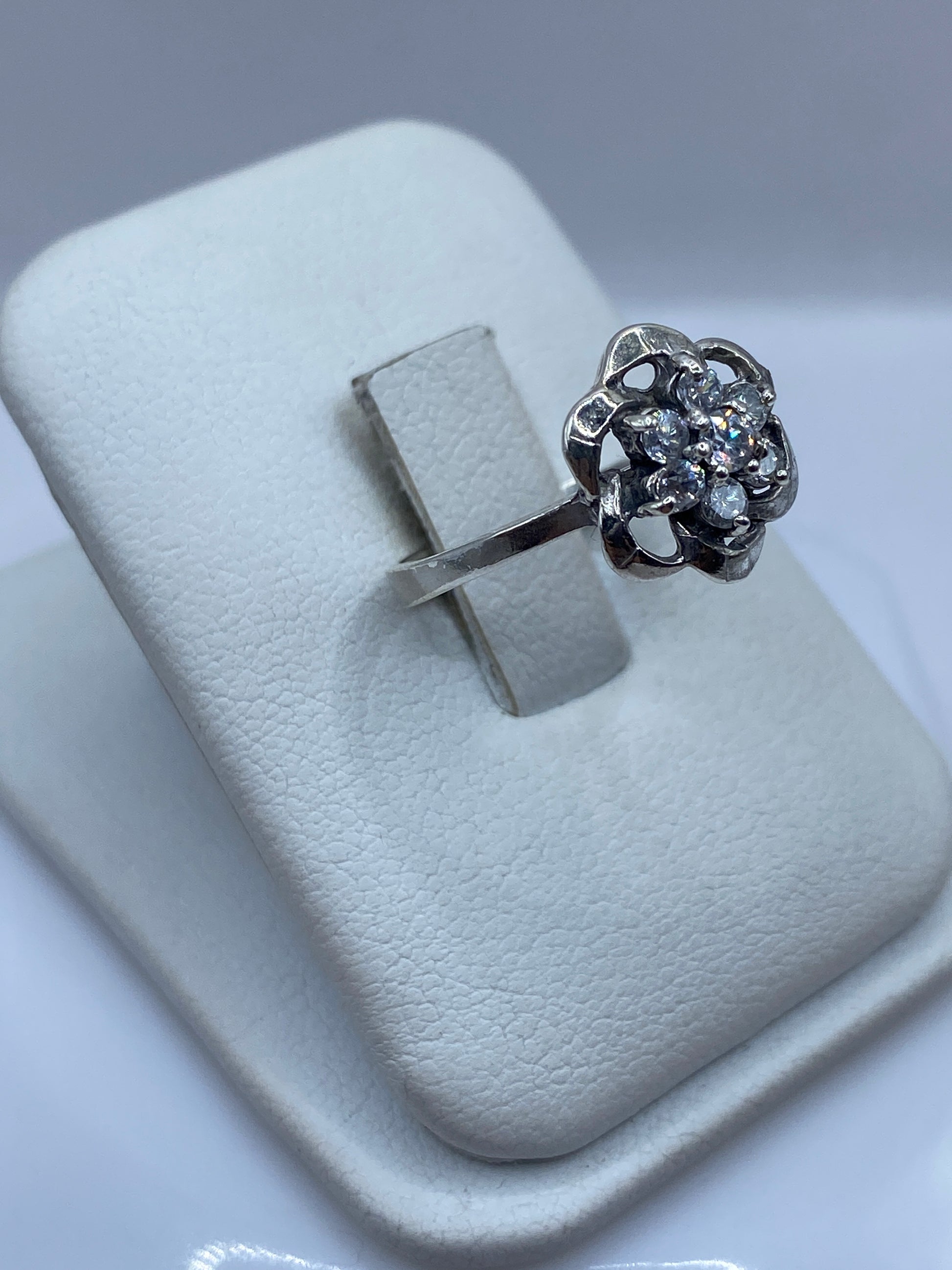 Anillo clásico de plata .925 con piedra blanca, detalle lateral mostrando el pulido