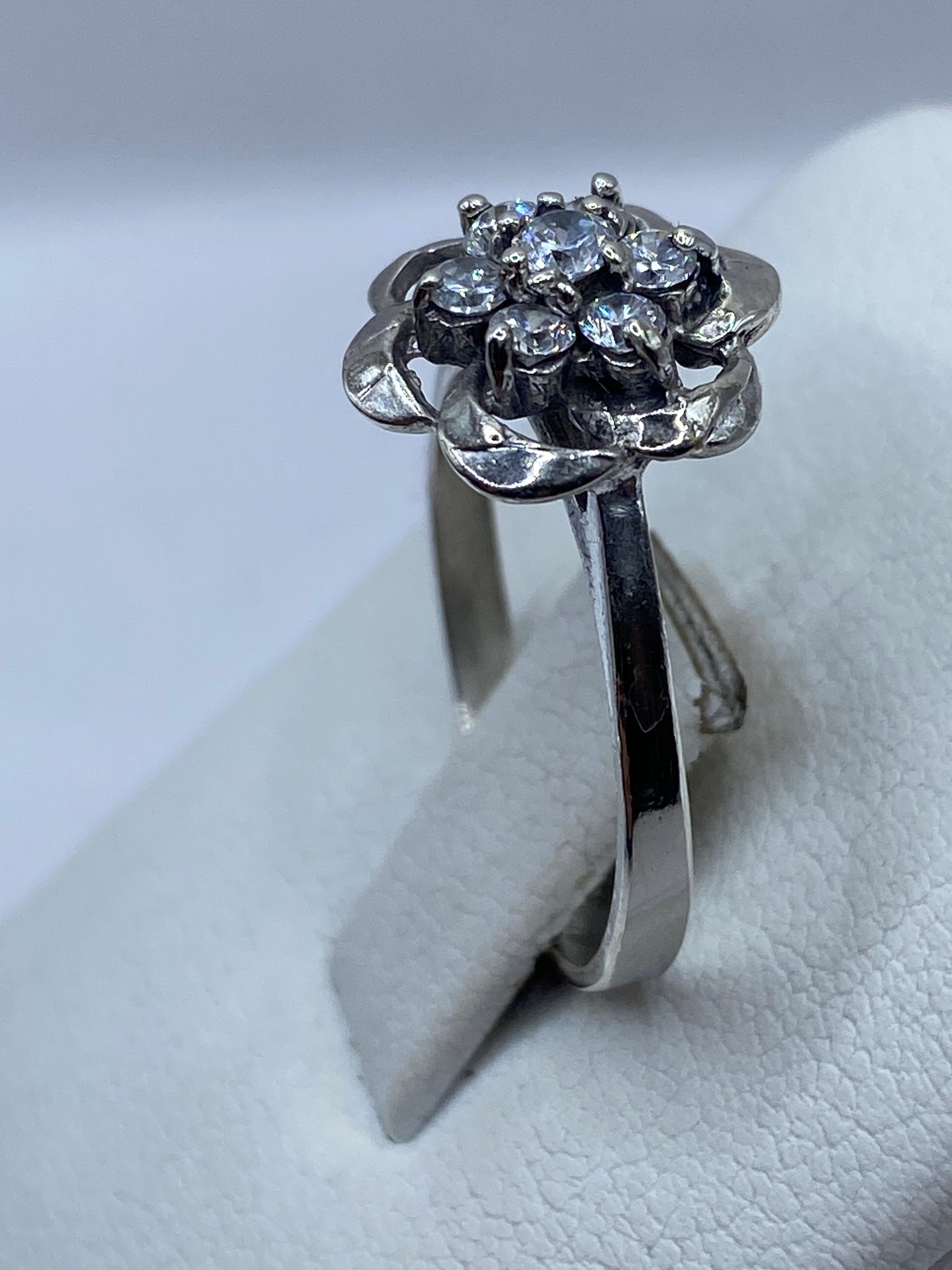 Solitario de circonia en plata, portado en dedo de mujer, brillo tipo diamante