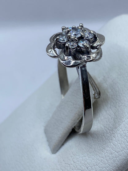 Solitario de circonia en plata, portado en dedo de mujer, brillo tipo diamante