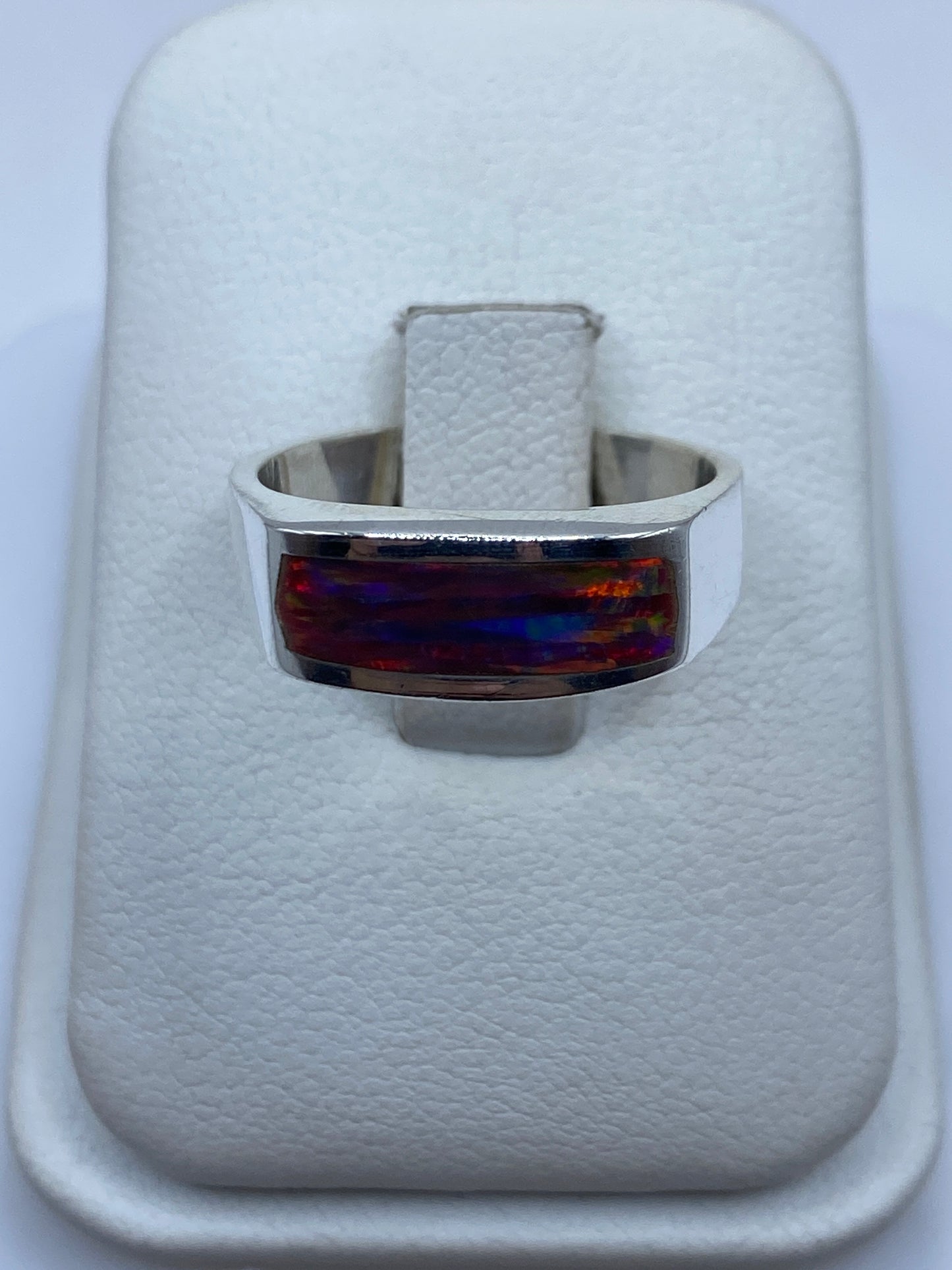 Anillo de plata .925 con ópalo de fuego multicolor en caja blanca