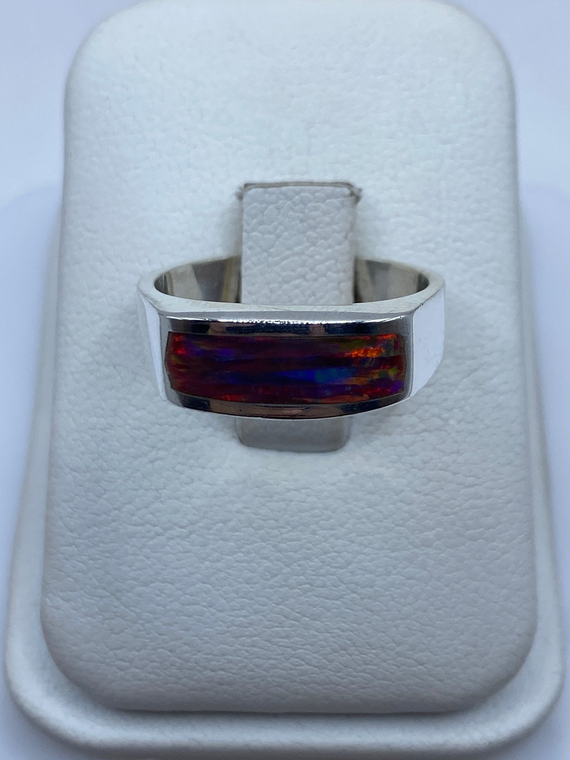 Anillo de plata .925 con ópalo de fuego multicolor en caja blanca