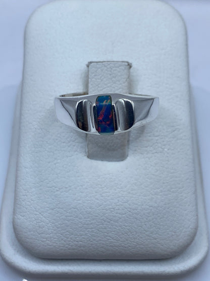 Anillo de plata solitario con ópalo de fuego azul en joyero blanco