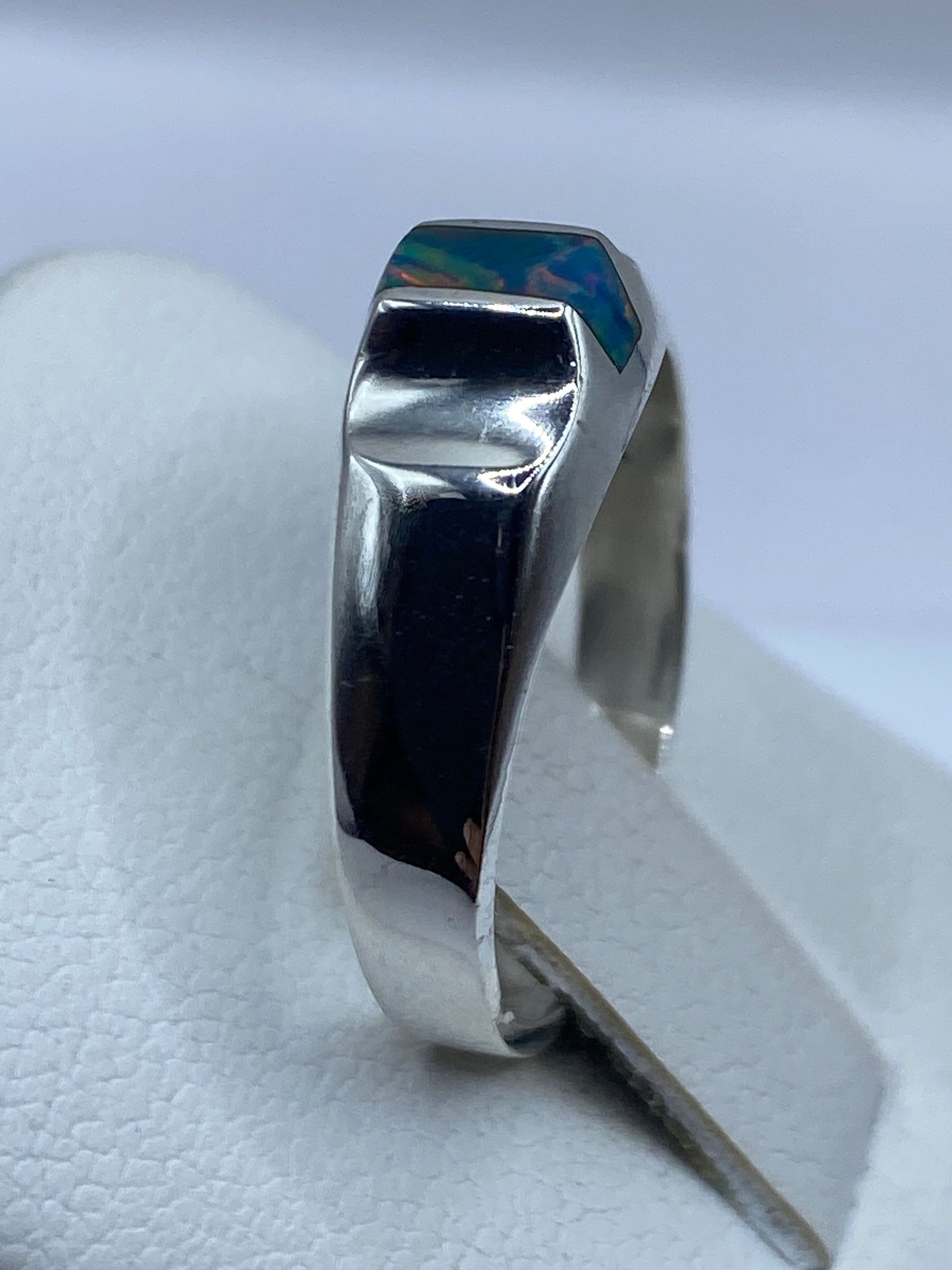 Detalle del ópalo de fuego azul en plata con sello 925 MEXICO