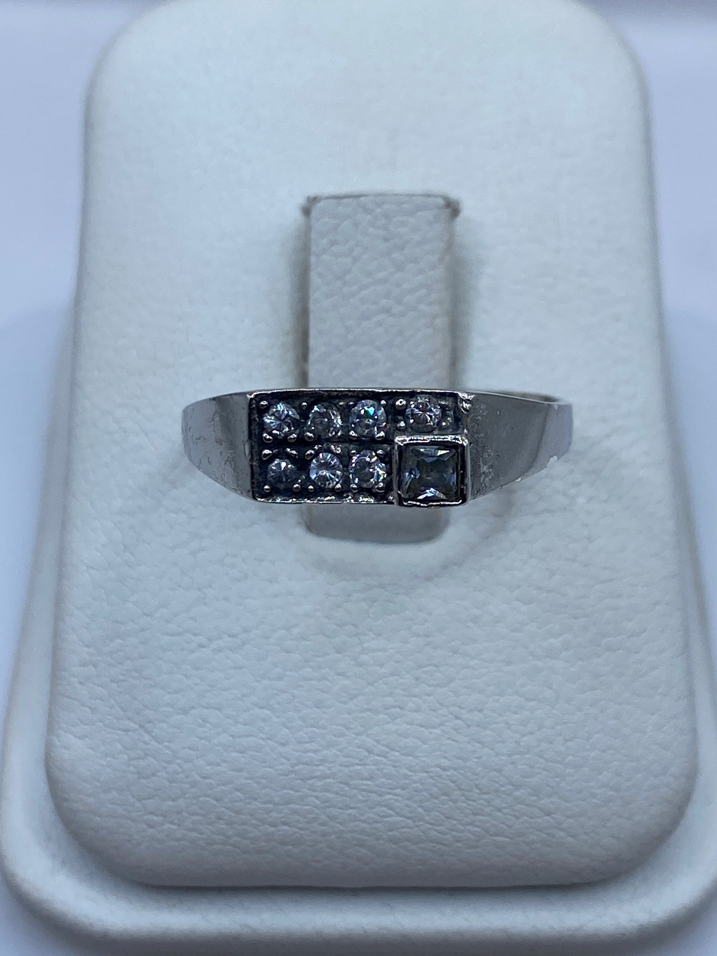 Anillo de plata solitario con circonia blanca brillante en dedo de mujer