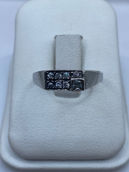 Anillo de plata solitario con circonia blanca brillante en dedo de mujer