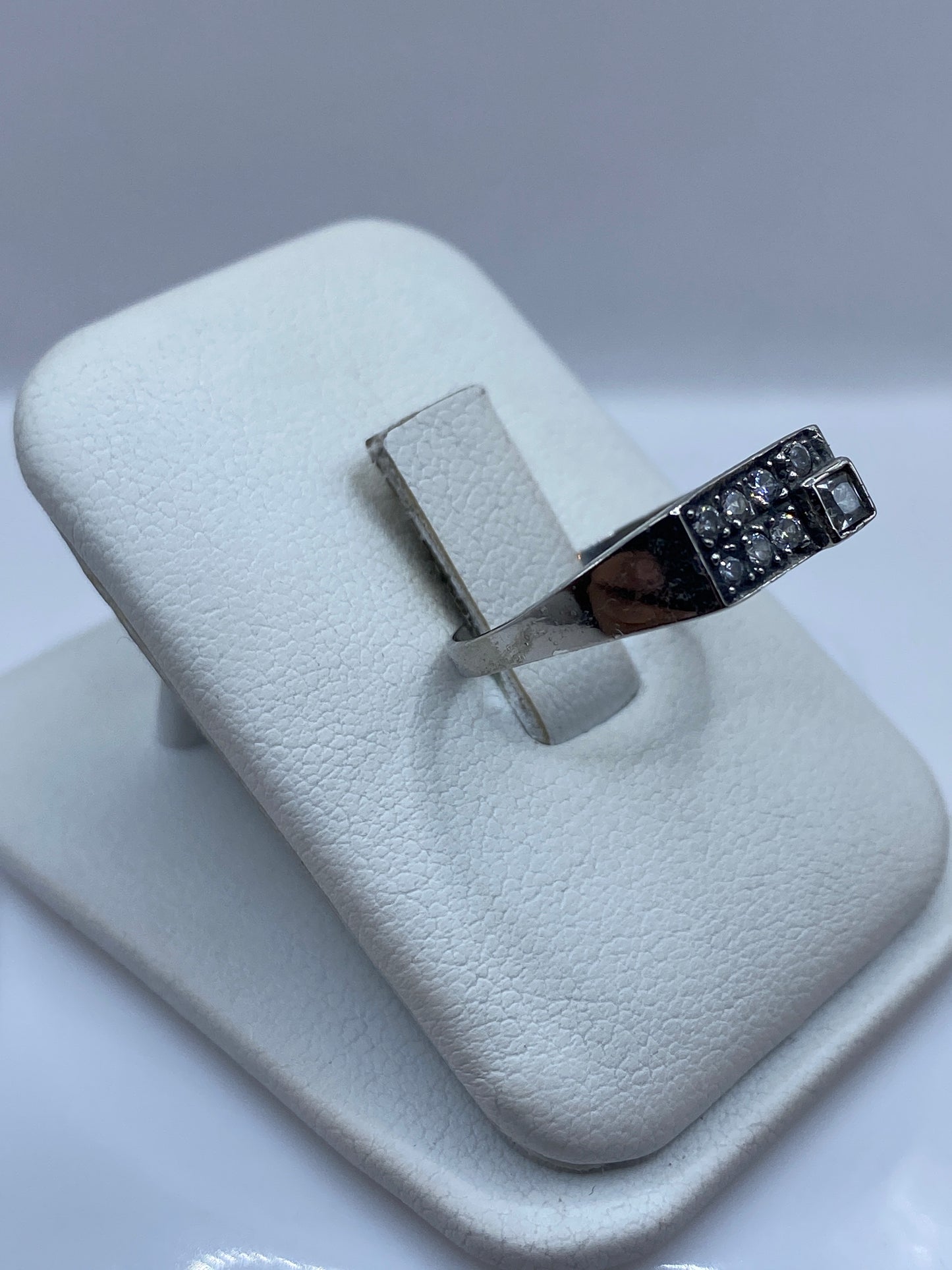 Vista frontal del anillo minimalista con piedra blanca centrada en plata .925