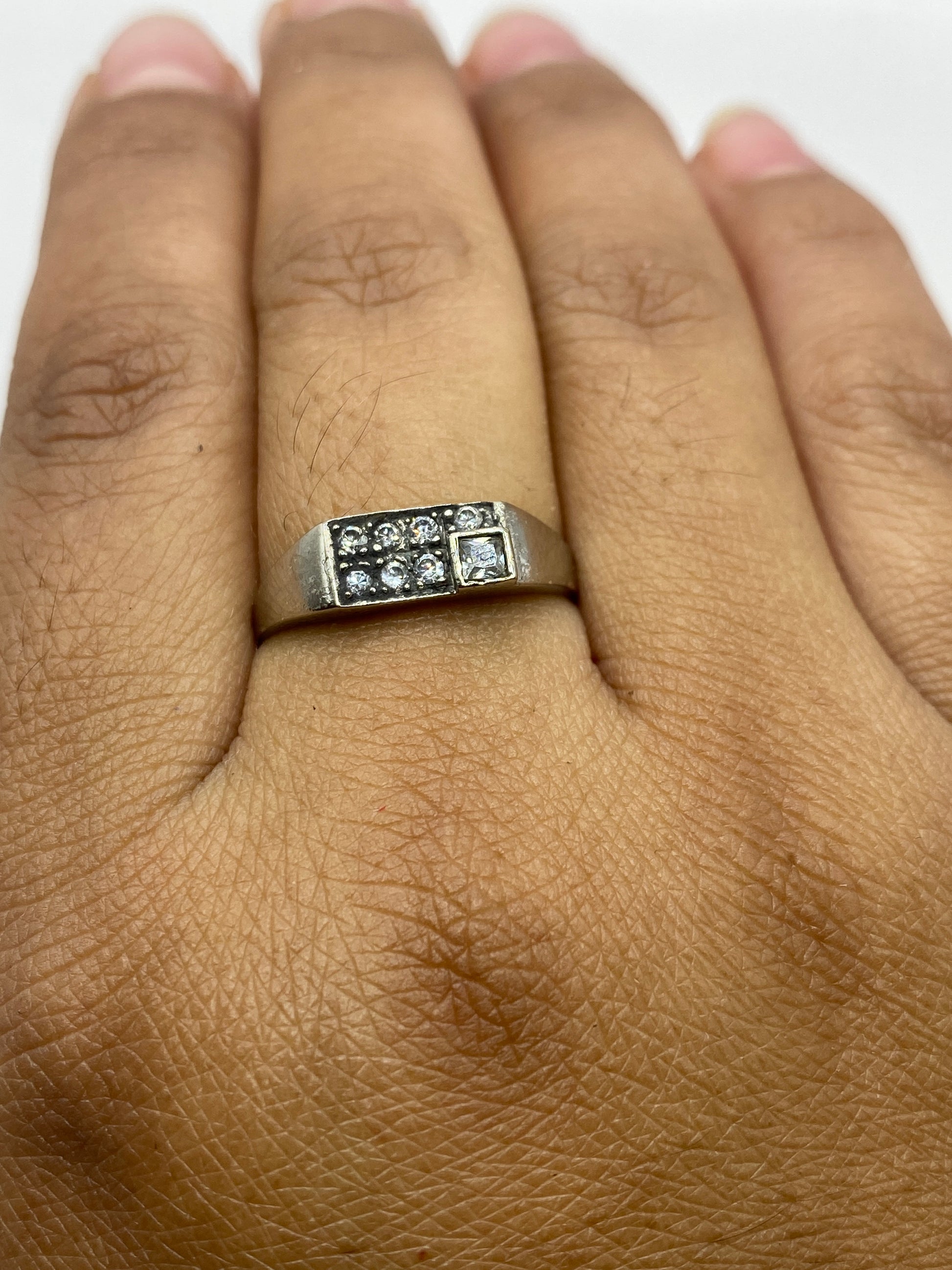 Anillo solitario sobre fondo blanco mostrando sello 925 MEXICO