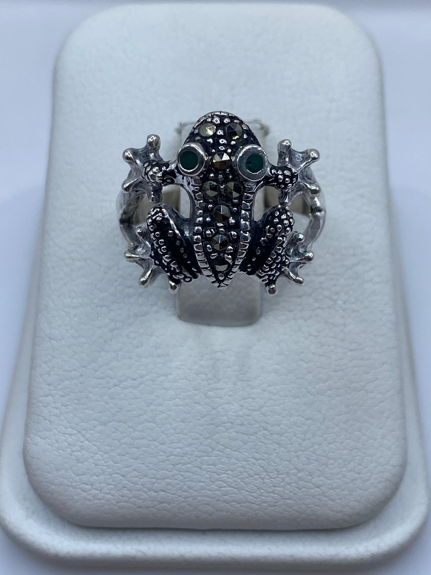 Anillo sapo de plata .925 con ojos en piedra natural, vista frontal sobre fondo blanco
