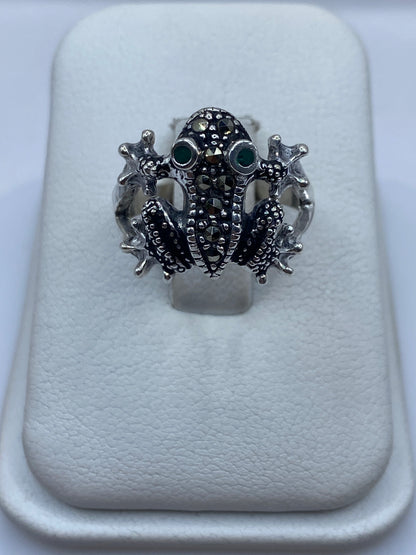 Anillo sapo de plata .925 con ojos en piedra natural, vista frontal sobre fondo blanco