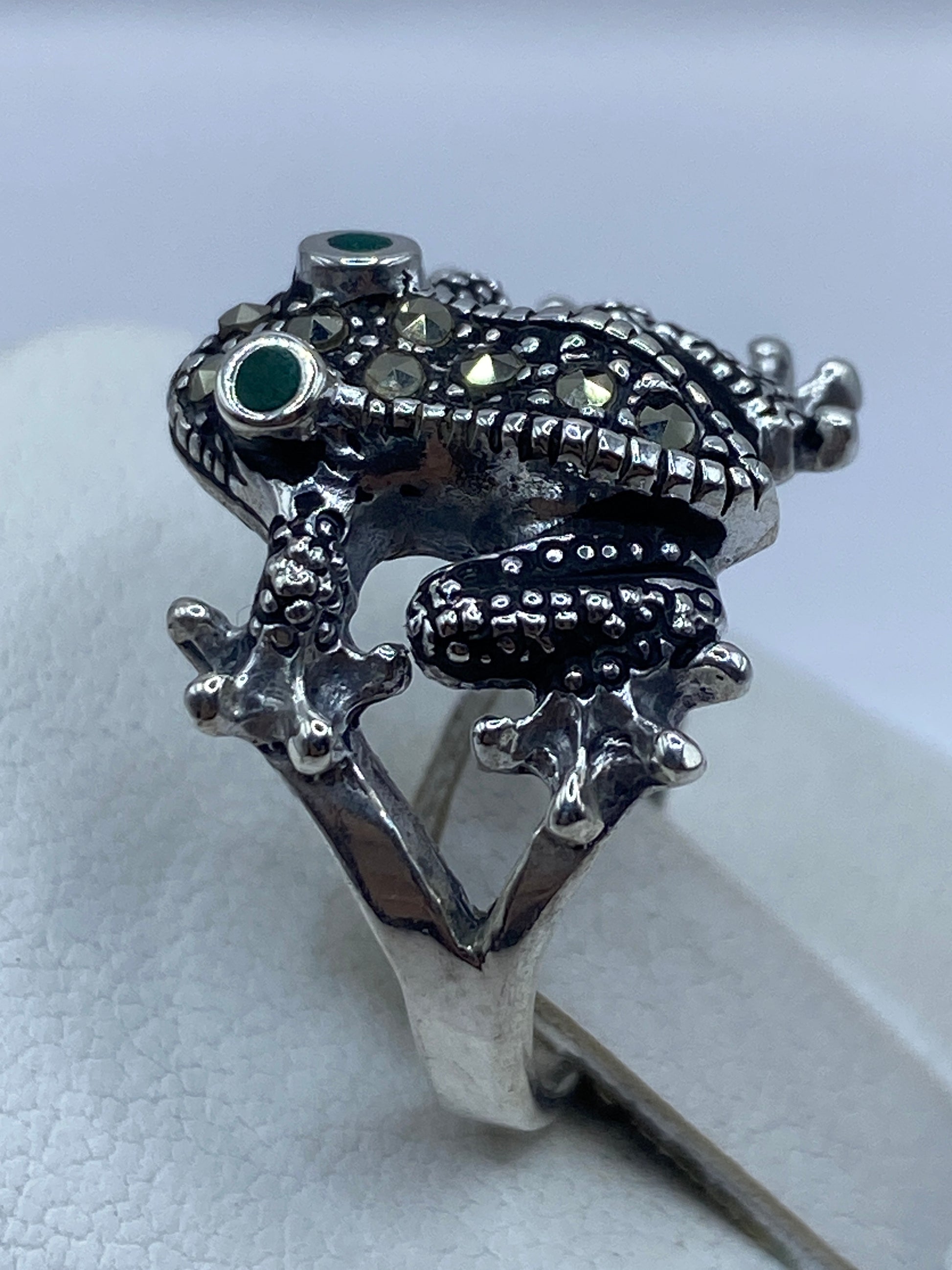 Anillo sapo de Taxco puesto en mano, mostrando el tamaño y presencia de la pieza