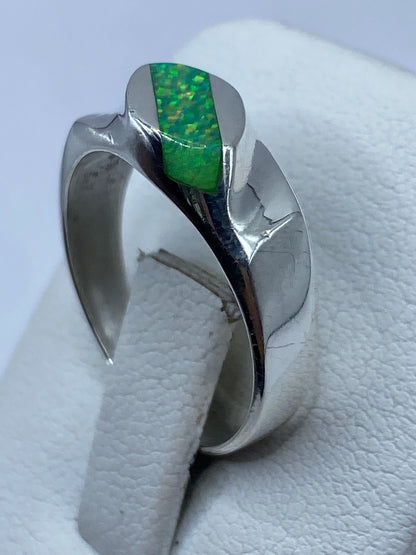 Anillo de ópalo de fuego en mano de mujer mostrando el brillo natural