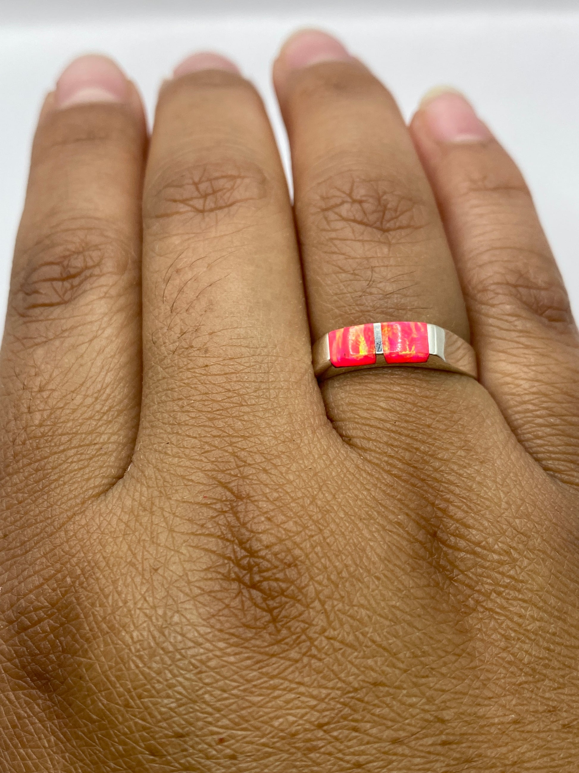 Anillo sobre fondo blanco mostrando el sello 925 y la banda pulida