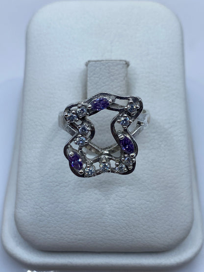 Anillo de plata con circonia morada ovalada en estuche blanco