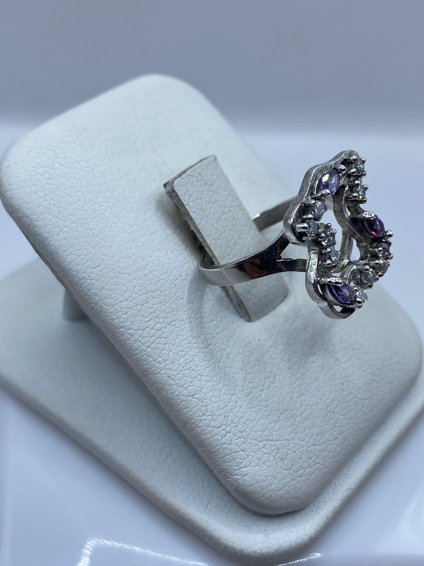Vista lateral del anillo solitario morado en plata .925