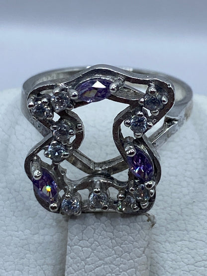 Detalle del engaste de circonia morada en plata de Taxco