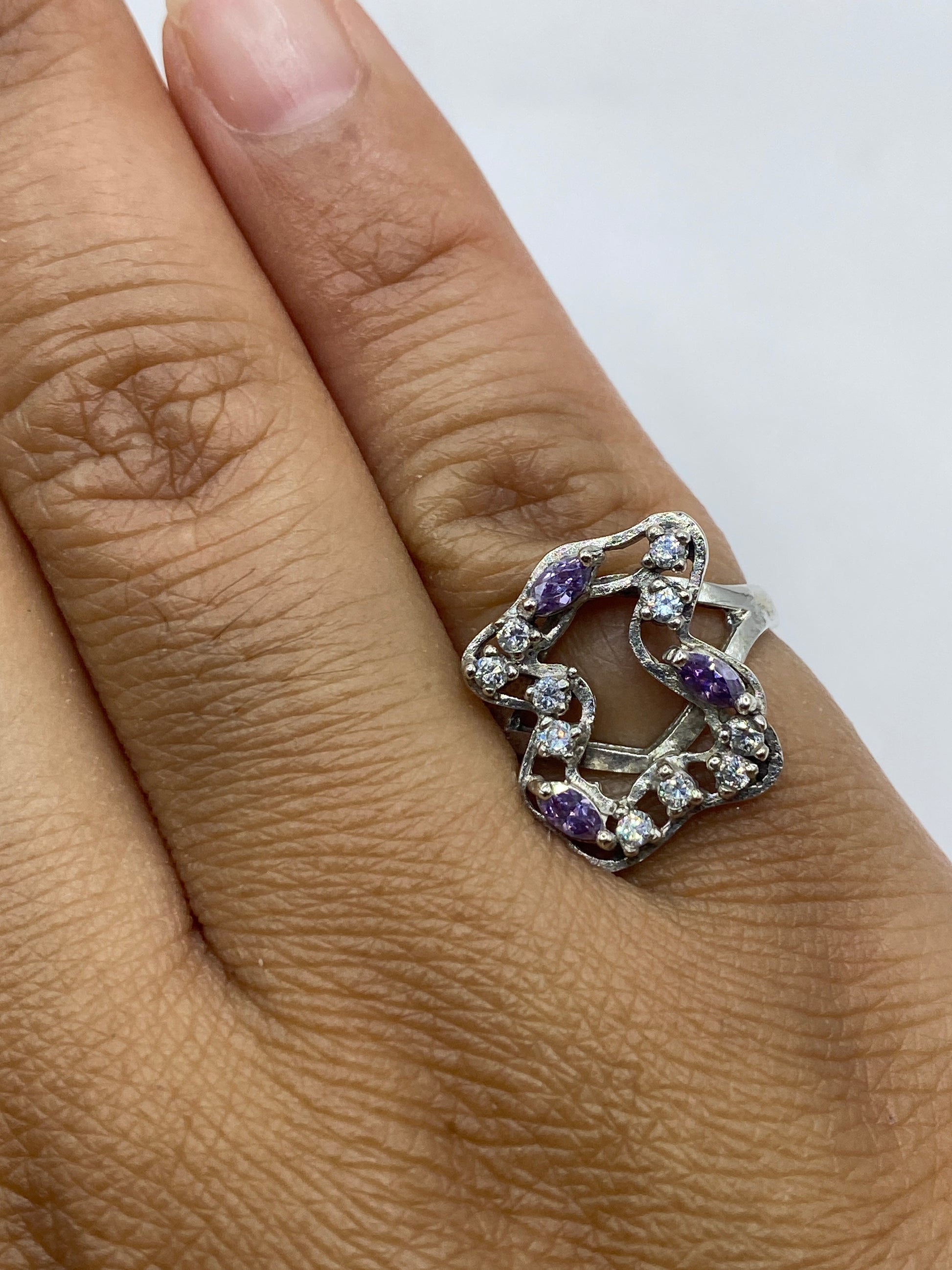 Anillo en la mano mostrando brillo púrpura de la circonia