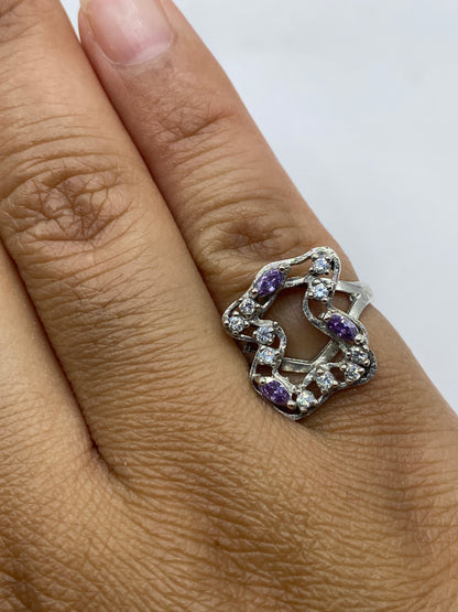Anillo en la mano mostrando brillo púrpura de la circonia