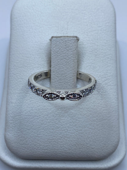Anillo de plata solitario con circonia blanca brillante en la mano de una mujer