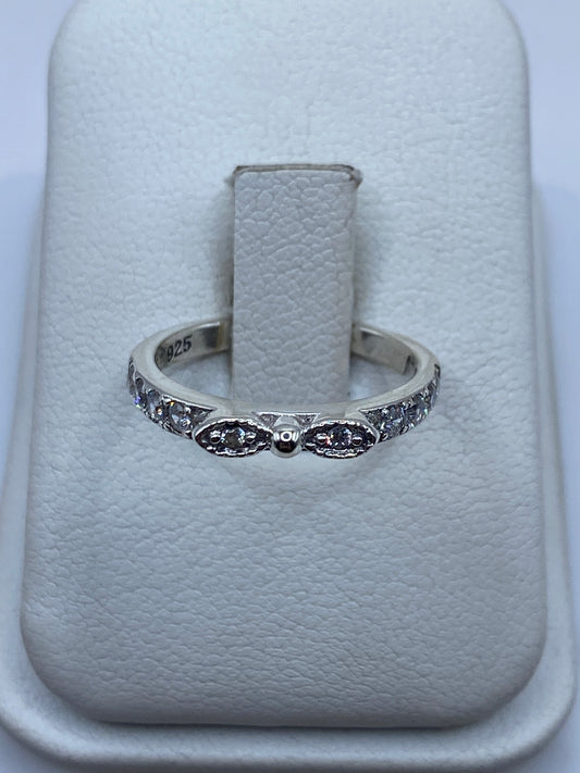 Anillo de plata solitario con circonia blanca brillante en la mano de una mujer