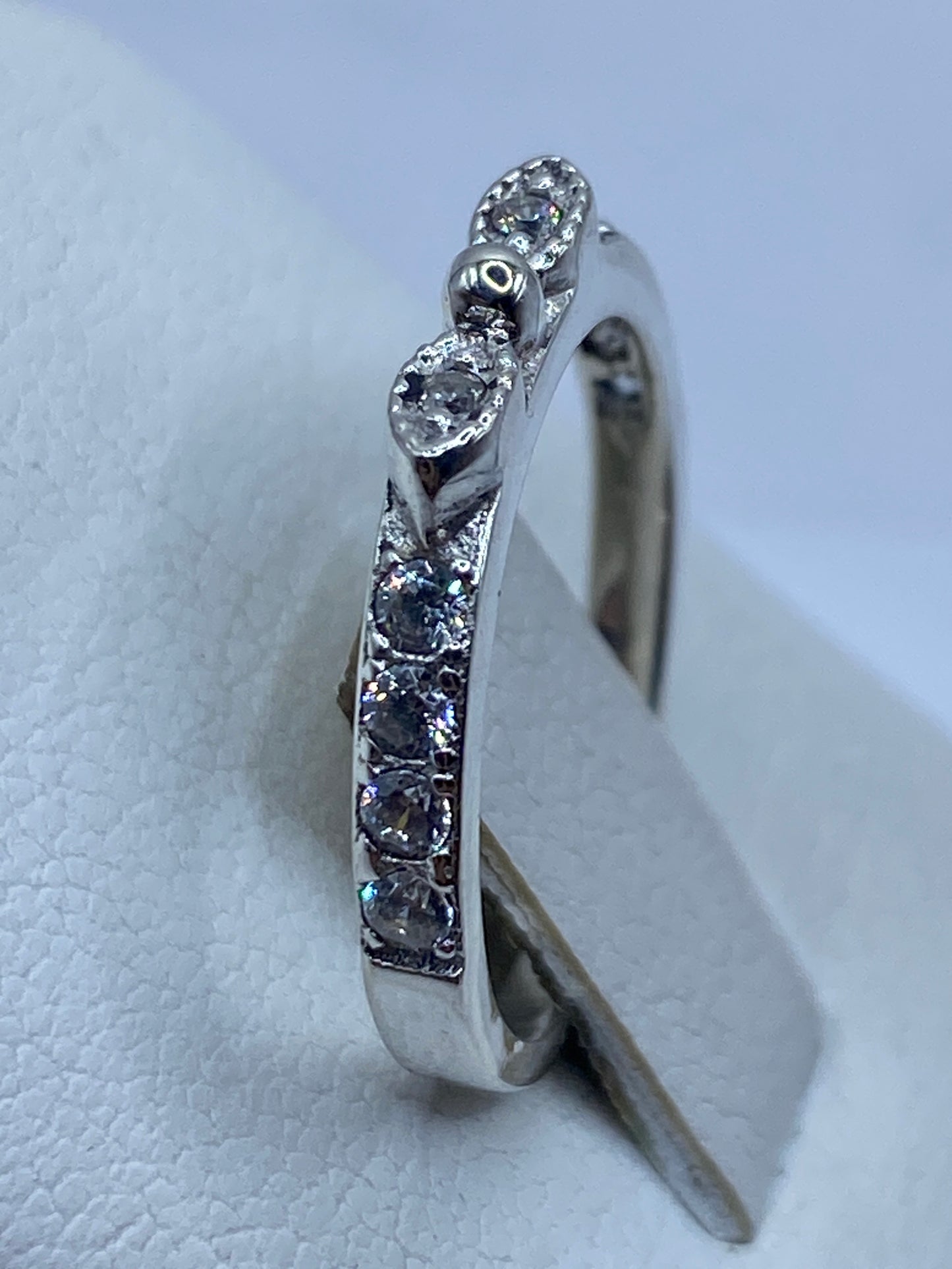 Detalle del engaste de circonia blanca en anillo de plata de Taxco