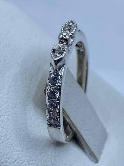 Detalle del engaste de circonia blanca en anillo de plata de Taxco