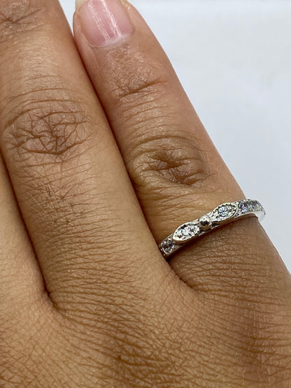 Anillo solitario sobre fondo blanco mostrando el sello .925
