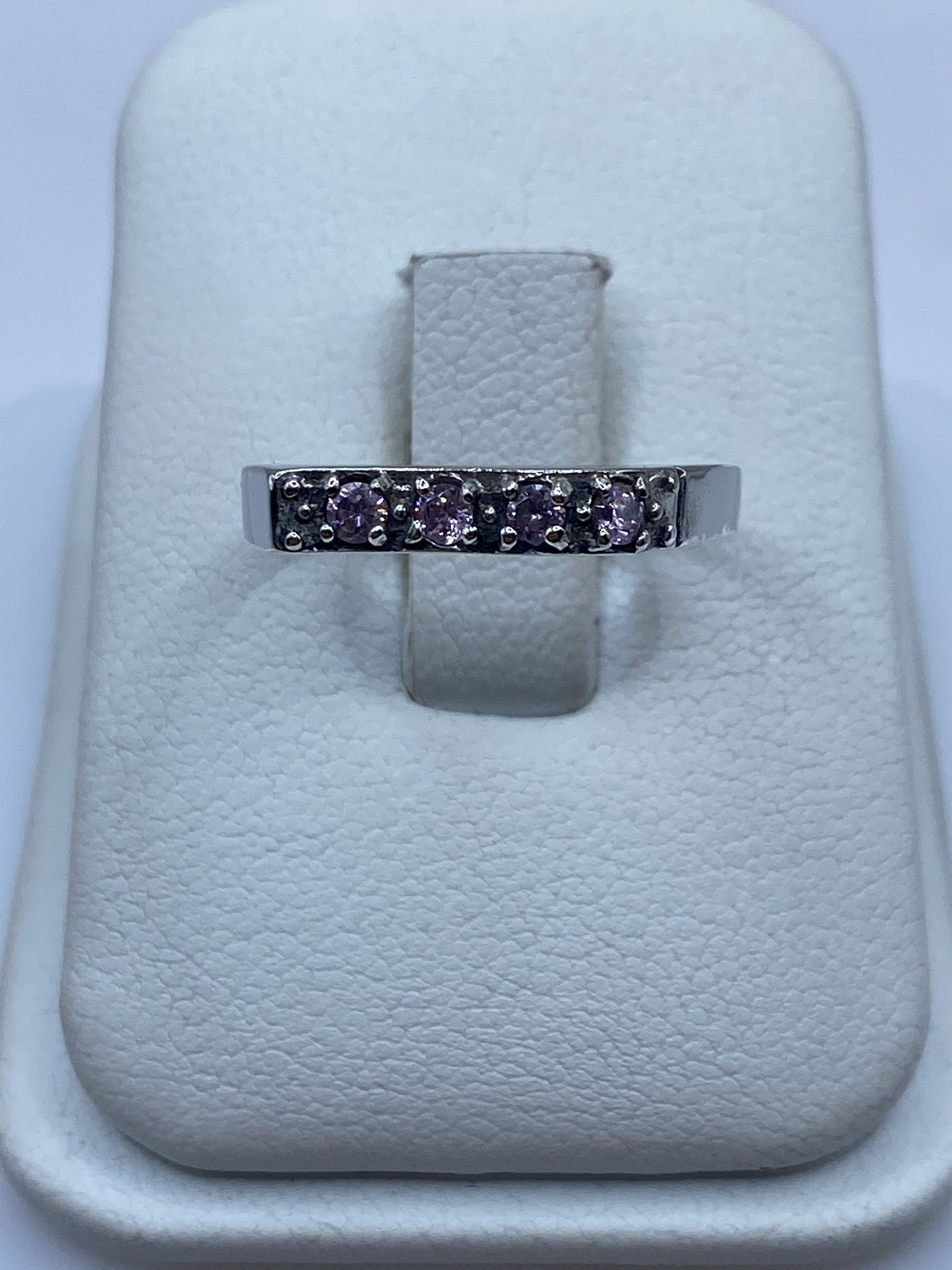 Anillo de plata solitario con circonia rosa sobre estuche blanco
