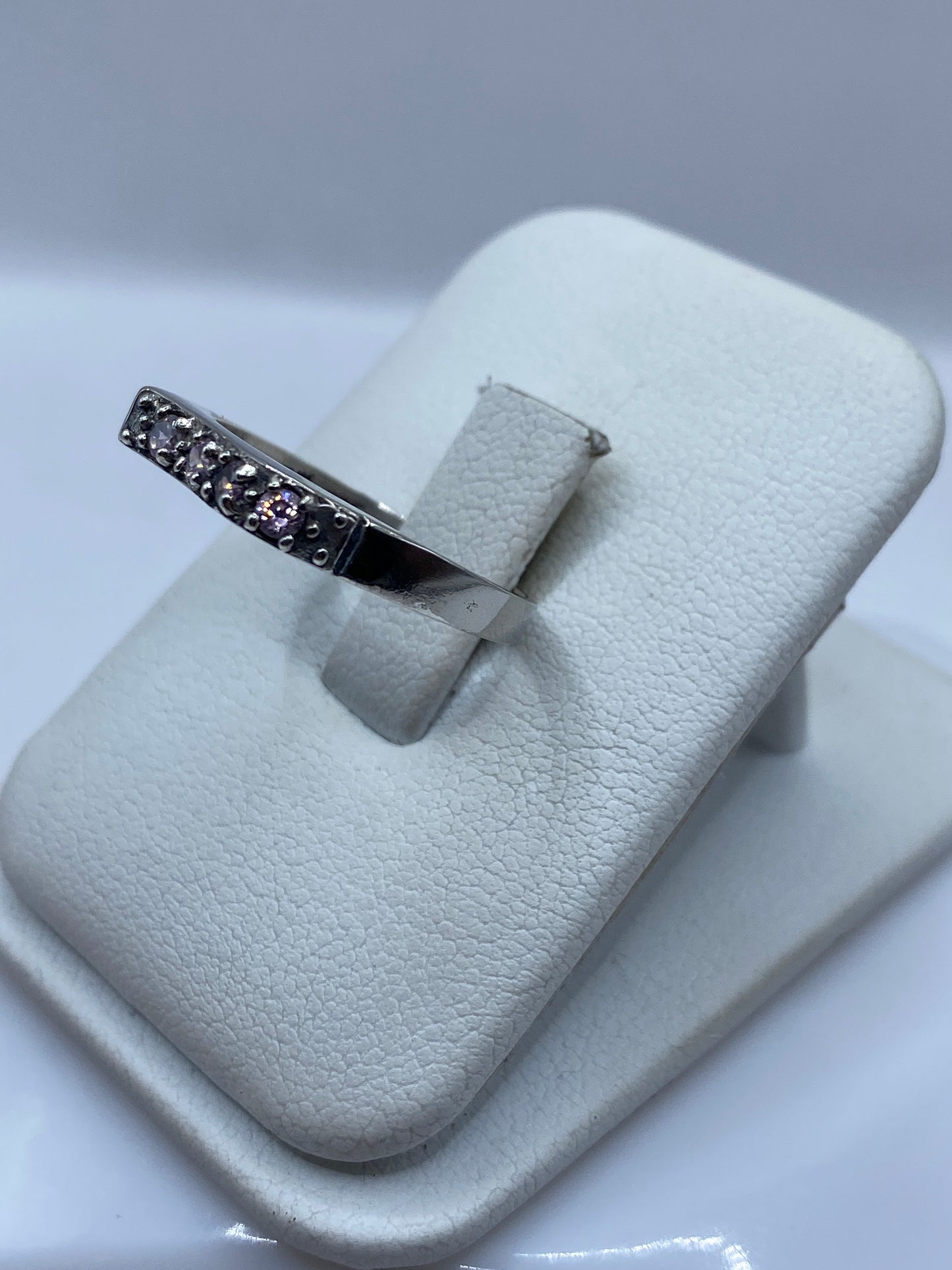 Vista lateral del anillo minimalista en plata .925 con piedra rosa