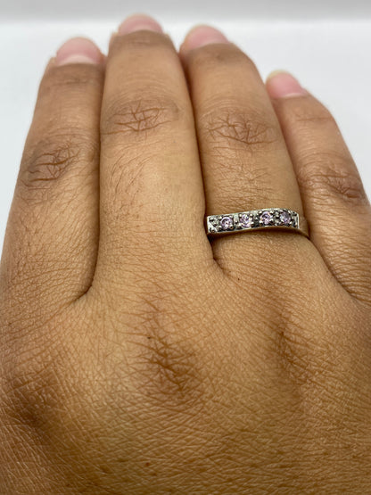 Anillo en mano de mujer mostrando el brillo y fuego de la circonia