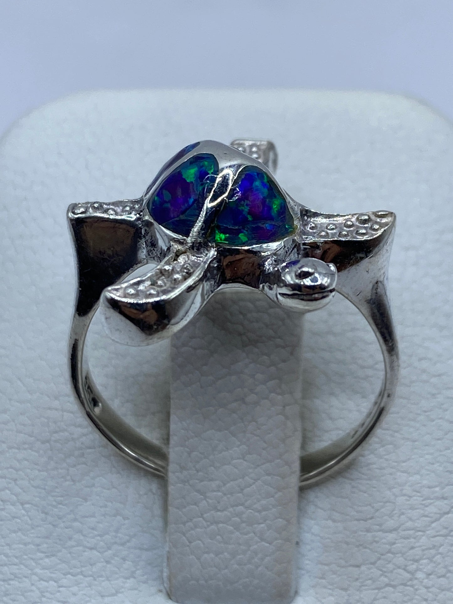 Anillo de plata .950 con ópalo de fuego multicolor engastado en banda pulida
