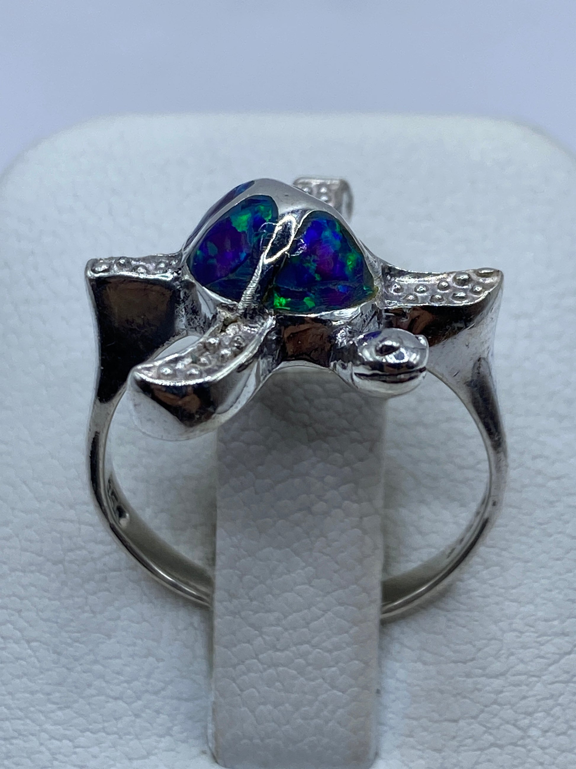 Anillo de plata .950 con ópalo de fuego multicolor engastado en banda pulida