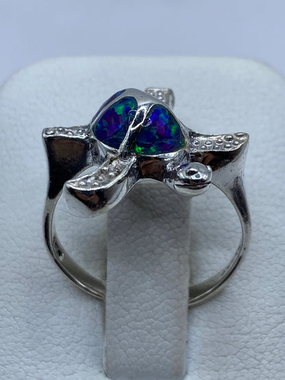 Anillo de plata .950 con ópalo de fuego multicolor engastado en banda pulida