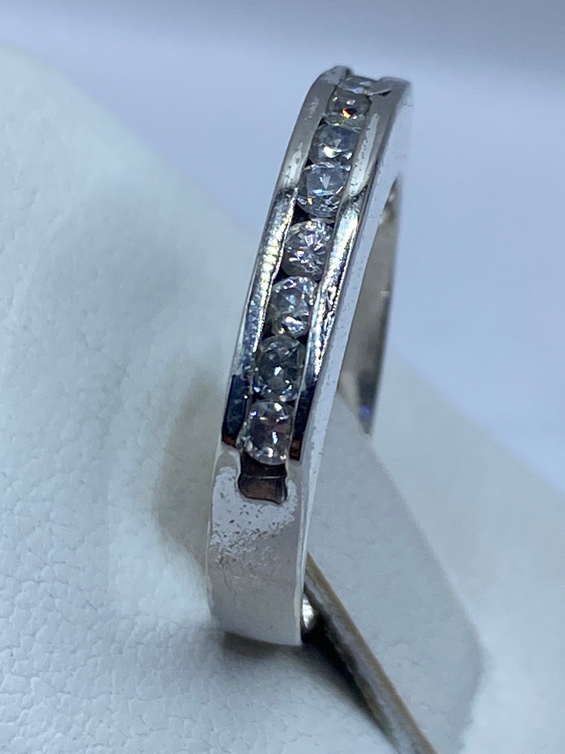 Detalle de la circonia blanca cortada para máximo fuego en anillo de Taxco