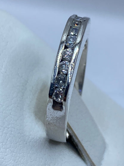 Detalle de la circonia blanca cortada para máximo fuego en anillo de Taxco