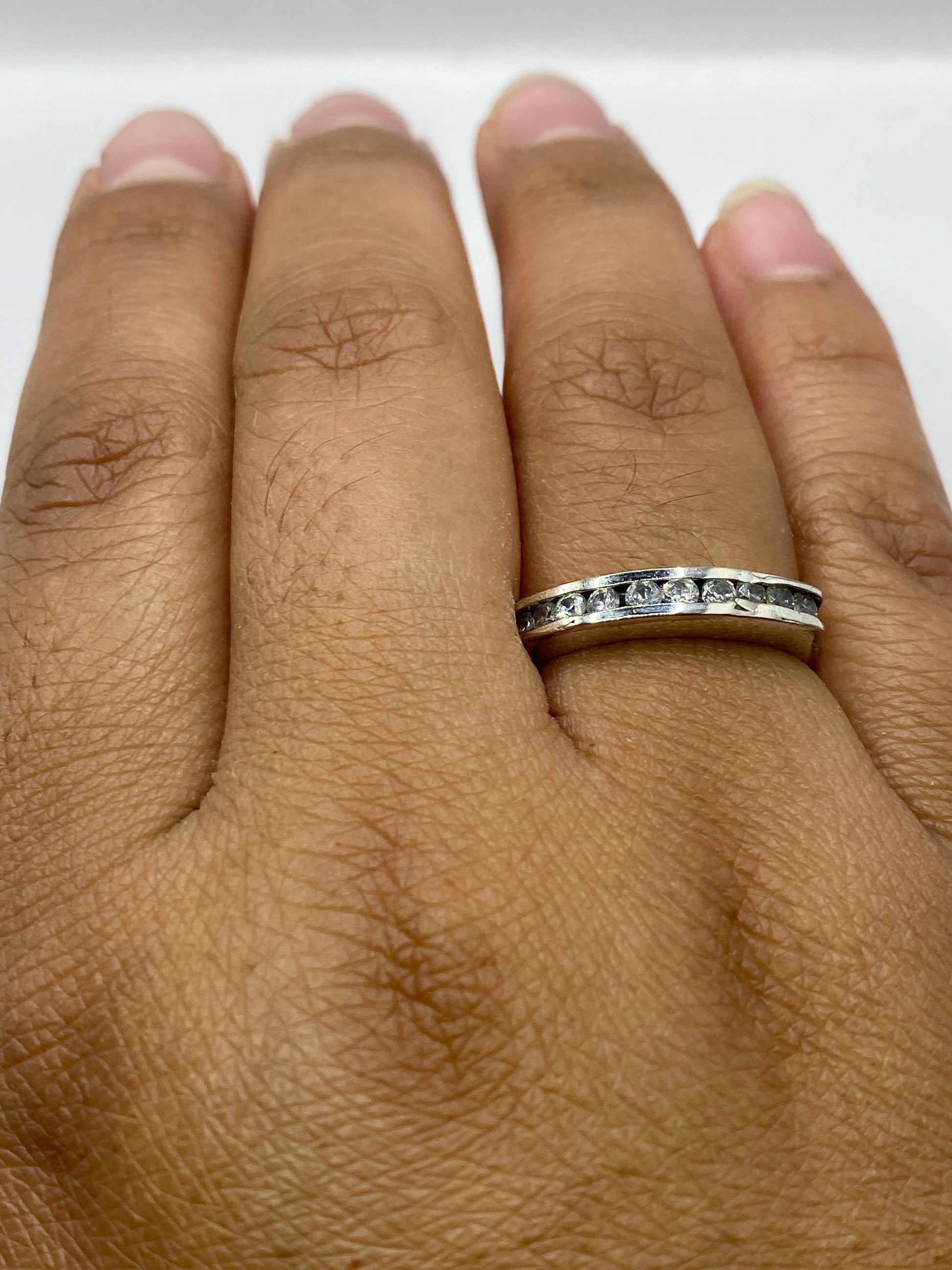 Anillo solitario en mano femenina mostrando brillo comparable a diamante