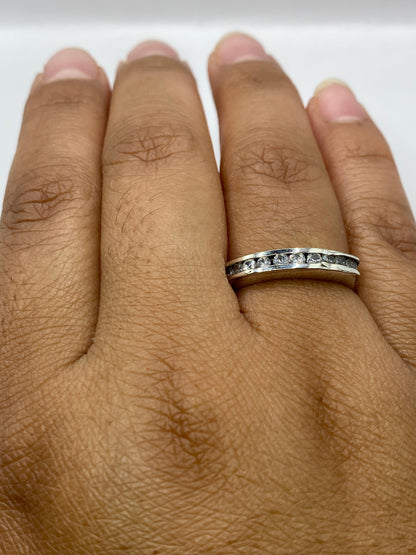 Anillo solitario en mano femenina mostrando brillo comparable a diamante