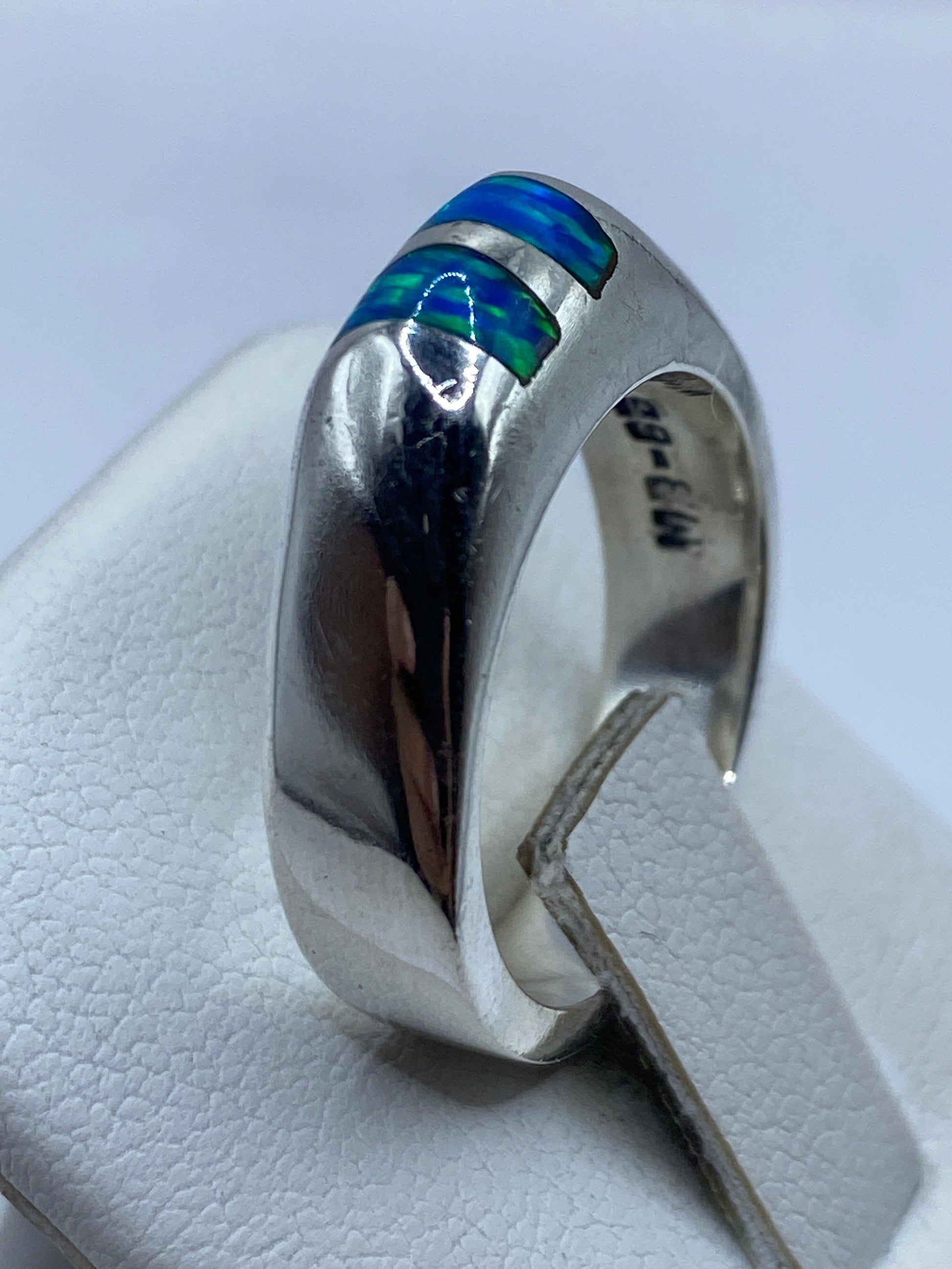 Ópalo de fuego azul engastado en plata, detalle del brillo y destello de colores