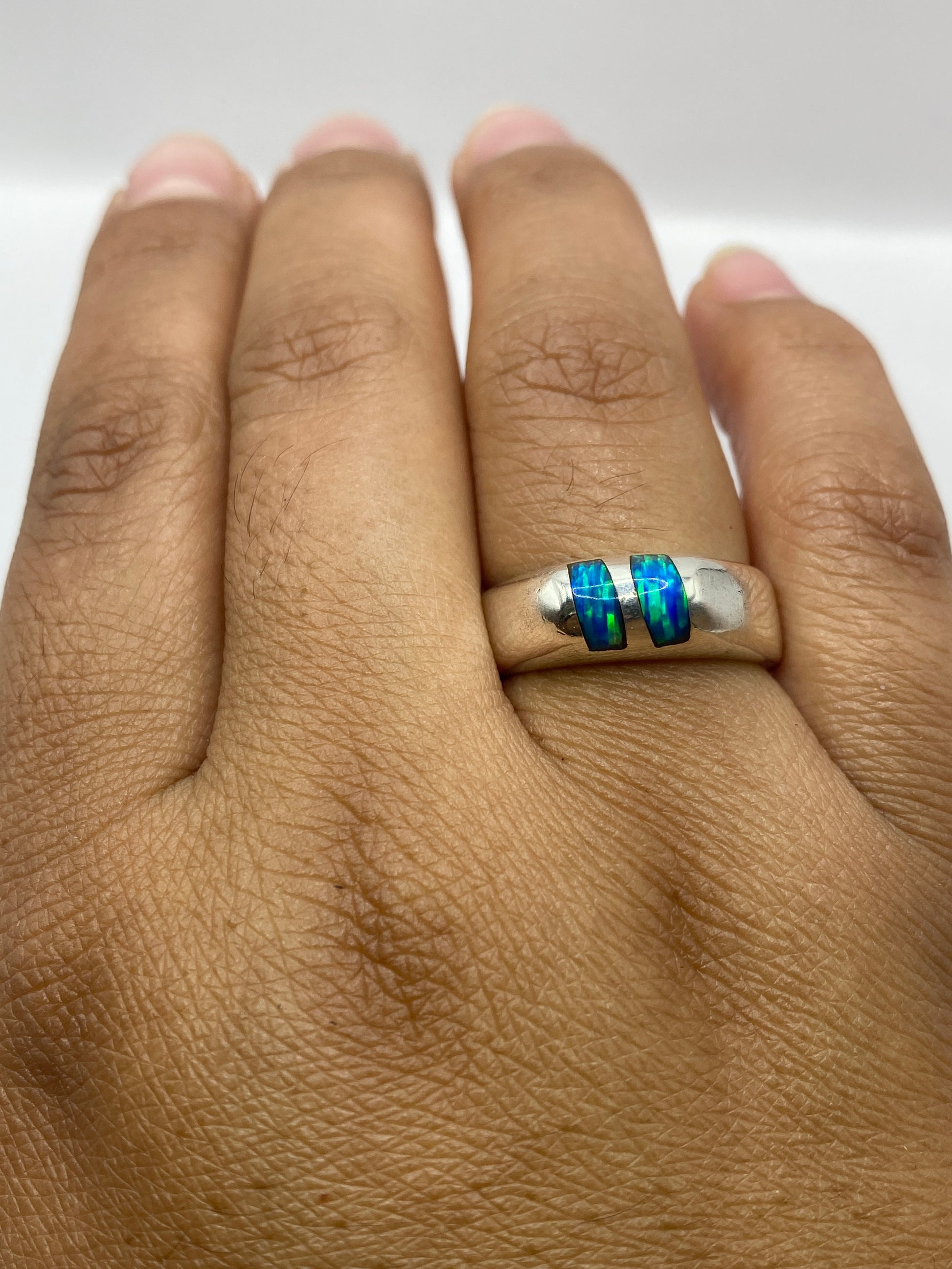 Anillo en mano mostrando la magnitud real y el acabado pulido de la banda de plata