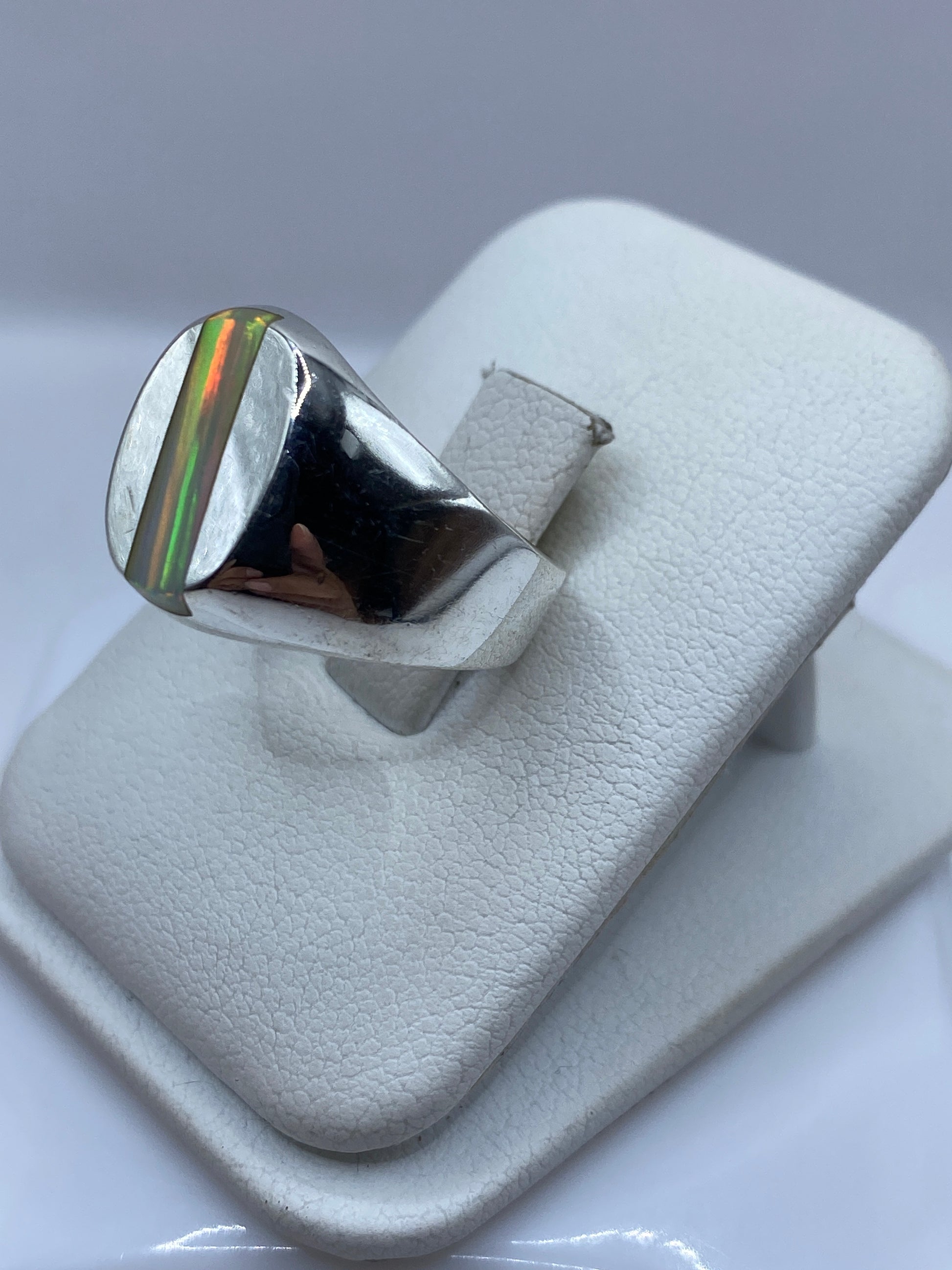 Vista lateral del anillo masivo de plata .925 con cabujón de ópalo de fuego