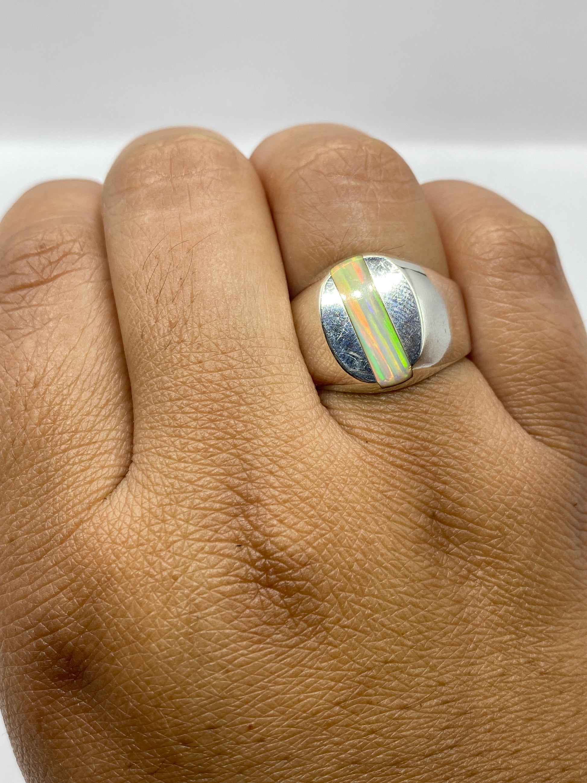 Anillo completo sobre fondo gris mostrando el sello 925 en la banda