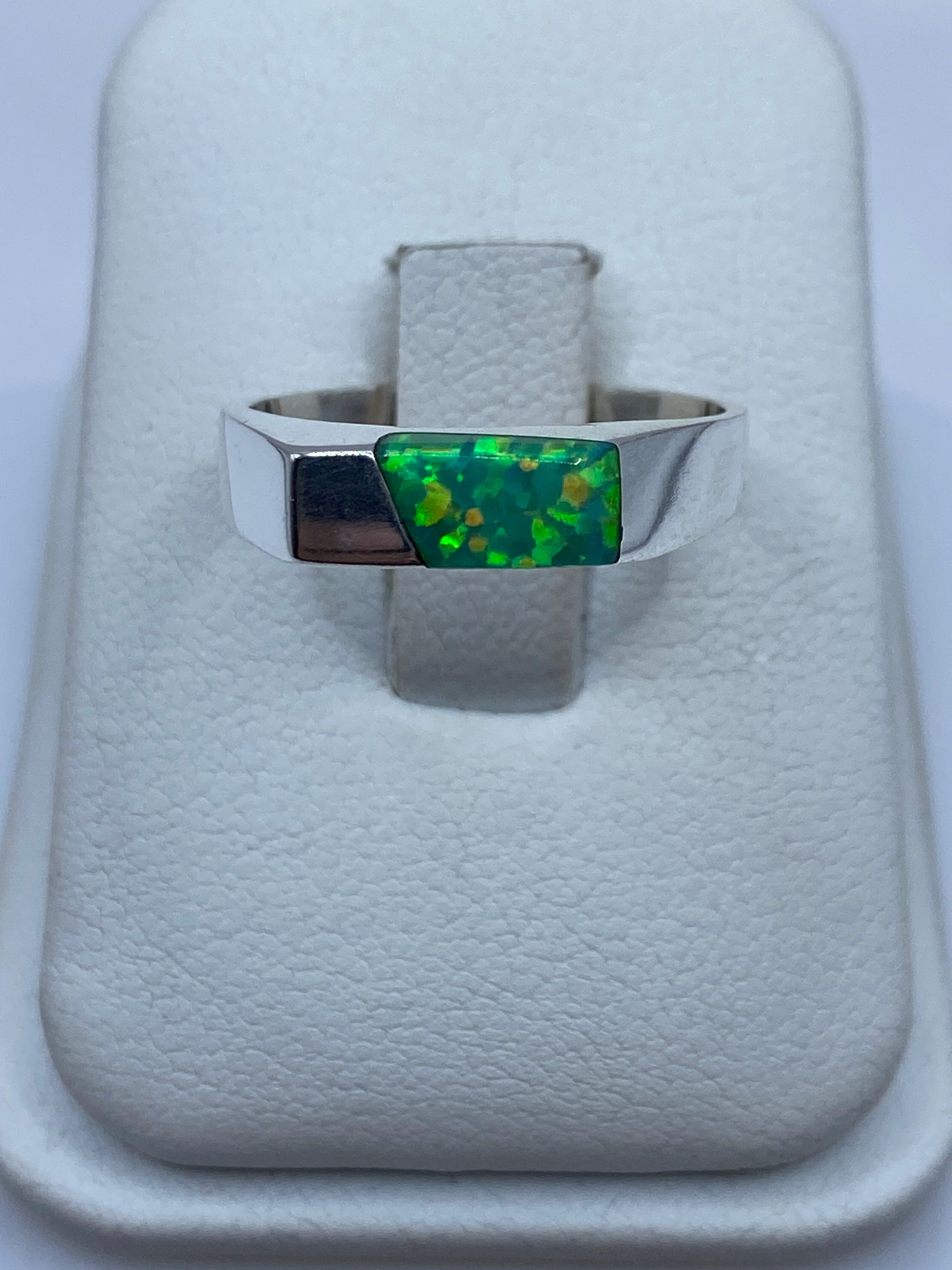 Anillo de plata .950 con ópalo de fuego verde limón en diseño geométrico minimalista