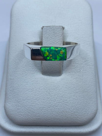 Anillo de plata .950 con ópalo de fuego verde limón en diseño geométrico minimalista