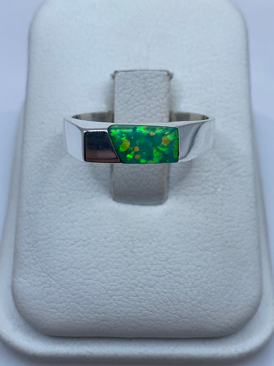 Anillo de plata .950 con ópalo de fuego verde limón en diseño geométrico minimalista