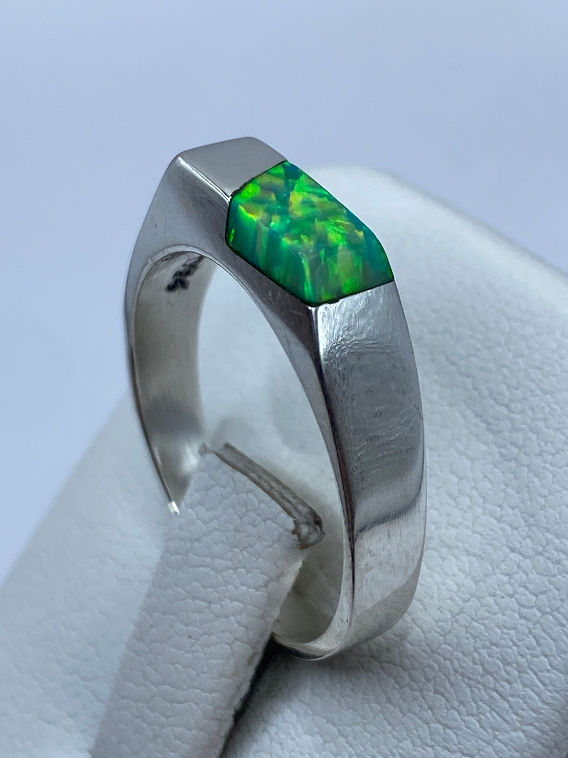 Detalle del engaste a mano del ópalo en plata pura .950
